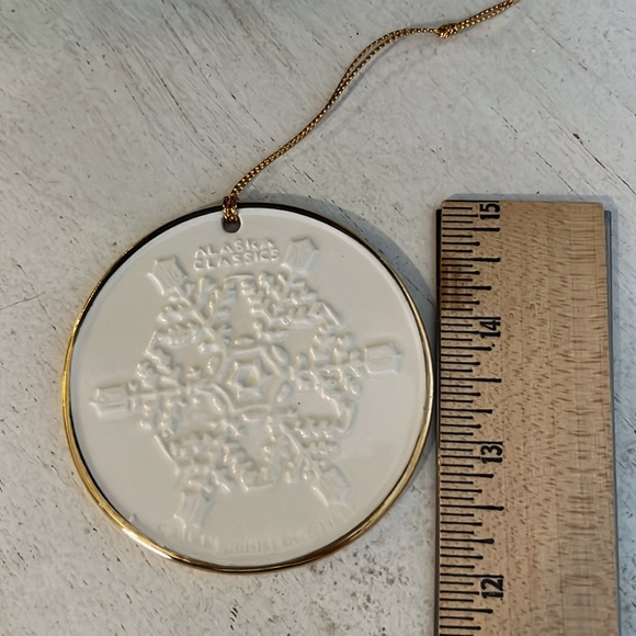 C Alan Johnson Alaska Classics Porcelain 1985 Christmas ornament - Picture 8 of 8